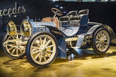Stuttgart, Almanya - 13 Aralık 2017: Mercedes Müzesi. 40 hp Mercedes-Simplex hala var olan en eski Mercedes..