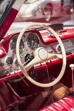 Stuttgart, Almanya - 13 Aralık 2017: Mercedes Müzesi. Pahalı kolleksiyonlu eski bir arabanın içinde. Mercedes-Benz 300 SL Coupe 1954