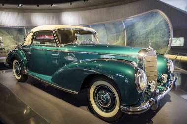 Stuttgart, Almanya - 13 Aralık 2017: Mercedes Müzesi. Arka planda bir tane daha olan yeşil eski arabanın zemin görüntüsü.