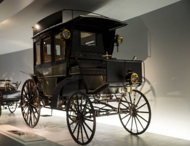 Stuttgart, Almanya - 13 Aralık 2017: 1895 Benz Omnibus otomobil arabası Stuttgart, Almanya 'daki Mercedes Benz Müzesi' nde