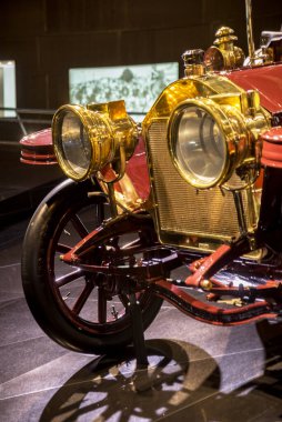 Stuttgart, Almanya - 13 Aralık 2017: Kapat - ön ve arka farlar. Müzenin içinde Mercedes-Benz Welt var. Müze Mercedes-Benz tarihine adanmıştır..