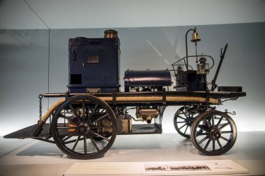 Stuttgart, Almanya - 13 Aralık 2017: 1892 Daimler Motor-Feuerspritze Mercedes-Benz Müzesi