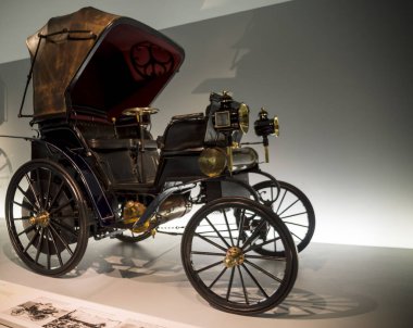 Stuttgart, Almanya - 13 Aralık 2017: 1896 Daimler Riemenwagen Vis-a-Vis eski Alman kemerli antika araba ve Phoenix motoru Wilhelm Maybach tarafından tasarlandı.