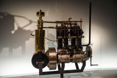 Stuttgart, Almanya - 13 Aralık 2017: 1894 Daimler 5PS Vierzylindermotor eski motor motoru