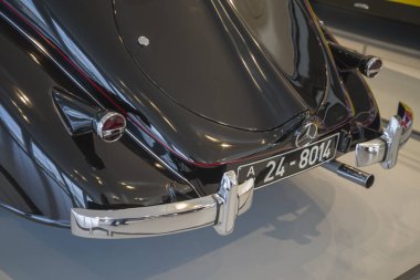 Stuttgart, Almanya - 13 Aralık 2017: Mercedes yarış arabaları ve Mercedes-Benz Welt müzesindeki diğer markaların tarihi koleksiyonu. Roadsters, AMG, gümüş oklar ve martı kanatlı 300 SL sunar.