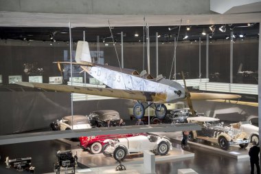 Stuttgart, Almanya - 13 Aralık 2017: Müze Mercedes-Benz Welt.Müze Mercedes-Benz tarihini ve ilgili markaları kapsamaktadır..