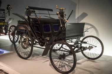 Stuttgart, Almanya - 13 Aralık 2017: Müze - Mercedes-Benz Welt. Benz motorlu bisiklet - 1894