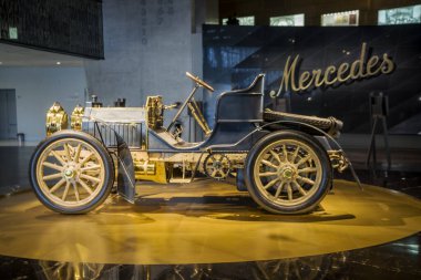 Stuttgart, Almanya - 13 Aralık 2017: Sağ Manzara. Mercedes Simplex 40PS 1902 klasik eski Alman antika araba aracı Mercedes-Benz Müzesinde.