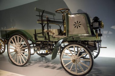 Stuttgart, Almanya - 13 Aralık 2017: Klasik araba Daimler Motor-Geschaeftswagen (Daimler motorize iş vehile), 1899. Mercedes-Benz Müzesi.