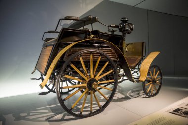 Stuttgart, Almanya - 13 Aralık 2017: Benz Dos-a-Dos, 1899. Mercedes-Benz Müzesi.