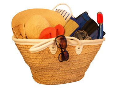 Çantanın içinde kumsal - gözlük, havlu, şapka, yüzme maskesi ve beyaz arka planda izole edilmiş yüzgeçler