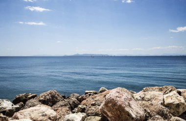 Baharda Atina, Yunanistan 'daki Paleo Faliro bölgesinde deniz manzarası. Akdeniz