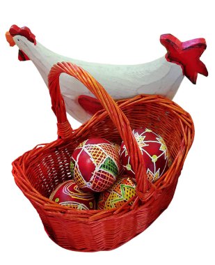 Mutlu Paskalyalar. Geleneksel Ukrayna tarzında boyanmış yumurtalar. Tatil süslemesi için sepete konmuş..