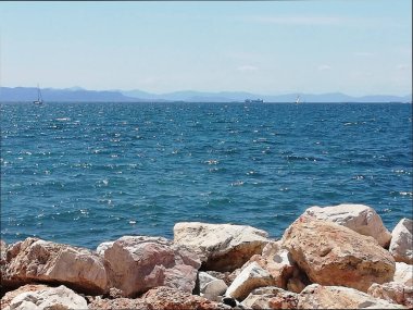 Yunanistan. Manzara bulutsuz gökyüzü ve mavi denizin birleştiği mavi ufuk..