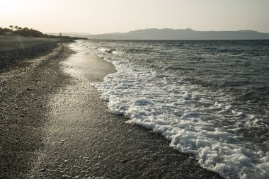 Akşam vakti Girit 'teki deniz kıyısında - Chania sahilinde