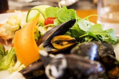 Bir tabakta midye ve salata - yakın çekim