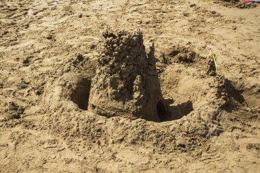 Kumsalda kumdan yapılmış bir ev.