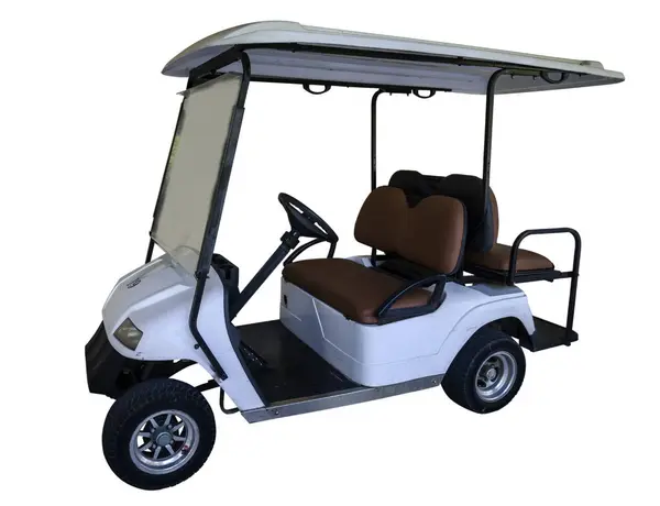 Yazlık tatil köyündeki elektrikli golf arabası beyaz arka planda izole edilmiş.
