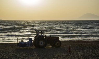 Arcoudi Kyllini, Moreloponnese, Yunanistan - 17 Haziran 2024: Yunanistan 'daki Grecotel Lüks tatil beldesi. Akşamları Greotel 'de bir traktör kirli havlular taşır.