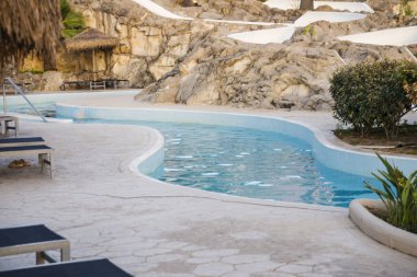 Arcoudi Kyllini, Moreloponnese, Yunanistan - 17 Haziran 2024: Yunanistan 'daki Grecotel Lüks tatil beldesi. Akşamları Greotel 'de bir traktör kirli havlular taşır.