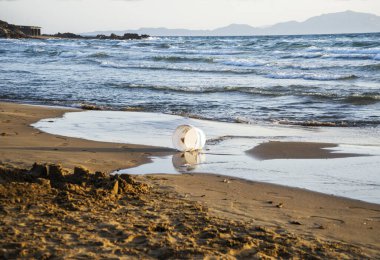 Büyük plastik kova sahile vurmuş.