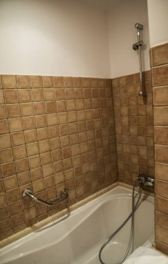 Bej rengi, duşlu güzel bir banyo.