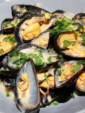 Tipik Yunan midyesi ve midye çorbası.