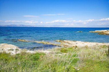 Yaz manzarası - Kayalık yerlerle Akdeniz kıyısı