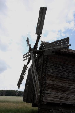 Açık hava müzesindeki ahşap yel değirmeni Pirogovo, Ukrayna