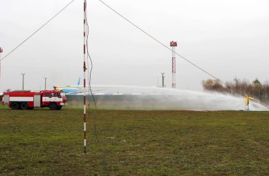 Havaalanına su püskürten büyük bir motor ateşle.