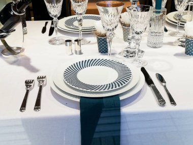 Şampanya bardaklarıyla bir şenlik masası hazırlıyorum.