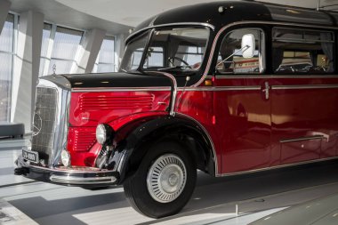 Stuttgart, Almanya - 13 Aralık 2017: Markayla ilişkili tarihi bir Mercedes dizel otobüs Stuttgart 'taki Mercedes-Benz Müzesinde sergilenmektedir. Yan görünüm.