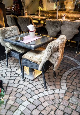 Kışın güzel bir Fransız kafe. Kapatın.