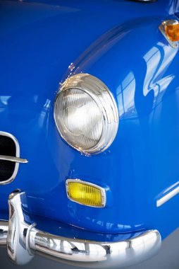 Mavi retro Mercedes - farlara yakın çekim