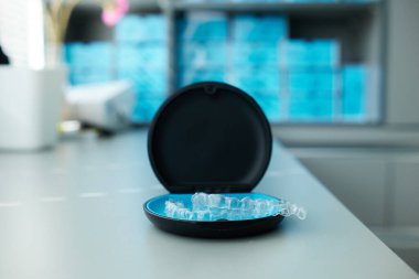 Kişisel kutuda iki tane görünmez diş teli var. Diş düzeltmek için ortodontik plastik şeffaf diş telleri 