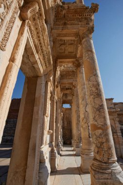 Türkiye 'nin Efes veya Efes kentindeki Celsus kütüphanesi. Roma şehrinin antik kalıntıları