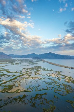 Dalyan nehri, Iztuzu plajı, deniz, dağlar ve göllerin havadan görünüşü. Vadinin el değmemiş vahşi doğası