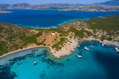 Mavi deniz, adalar, Akdeniz kıyısı boyunca uzanan yatlar. Türk Riviera Doğa Manzarası