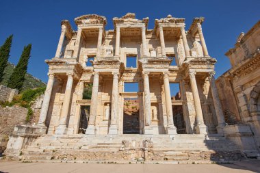 Türkiye 'nin Efes veya Efes kentindeki Celsus kütüphanesi. Roma şehrinin antik kalıntıları