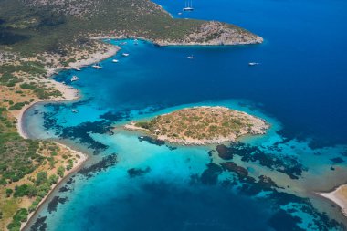 Mavi deniz, adalar, Akdeniz kıyısı boyunca uzanan yatlar. Türk Riviera Doğa Manzarası