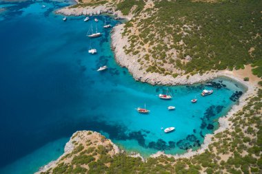 Akdeniz kıyısındaki mavi deniz lagünü ve yatların hava manzarası. Türk Riviera Doğa Manzarası