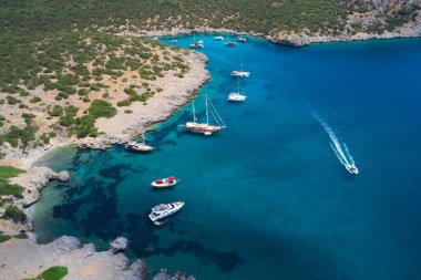 Akdeniz kıyısındaki mavi deniz lagünü ve yatların hava manzarası. Türk Riviera Doğa Manzarası