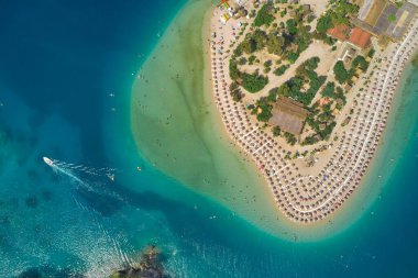 Deniz lagününün havadan görünüşü, sahil, Akdeniz kıyısında yelken açan tekne. Oludeniz kumsal manzarası