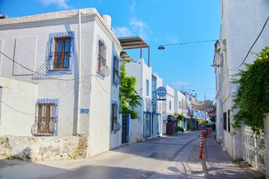 Bodrum, Türkiye - 12.05.2022. Türkiye 'nin Bodrum ilçesinin dar ve rahat caddesi. Eski şehrin beyaz ve mavi caddeleri