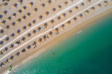 Turkuaz deniz ve halk plajının havadan görünüşü. Akdeniz kıyısının en üst manzarası 