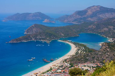 Akdeniz 'in güzel kumsal manzarası, göl, deniz ve dağlar. Oludeniz kasabasının hava manzarası 