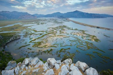 Dalyan nehri, Iztuzu plajı, deniz, dağlar ve göllerin havadan görünüşü. Vadinin el değmemiş vahşi doğası