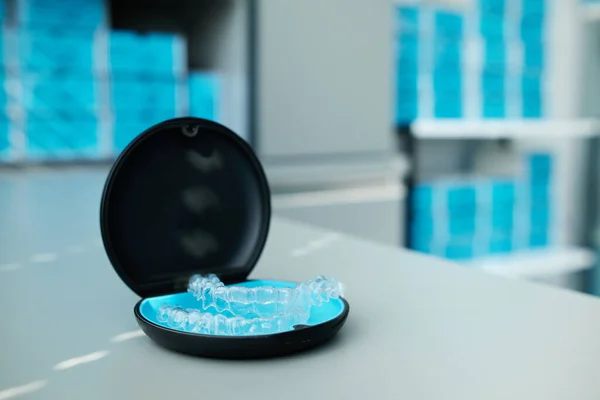 Kişisel kutuda iki tane görünmez diş teli var. Diş düzeltmek için ortodontik plastik şeffaf diş telleri 