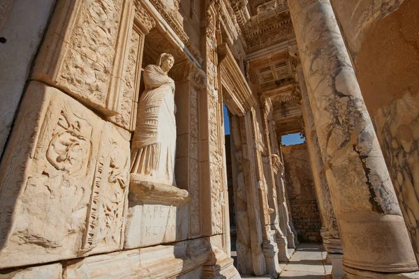 Egy Szobor Celsus Könyvtárban Ókori Ephesus Városban Vagy Efes Törökországban — Stock Fotó