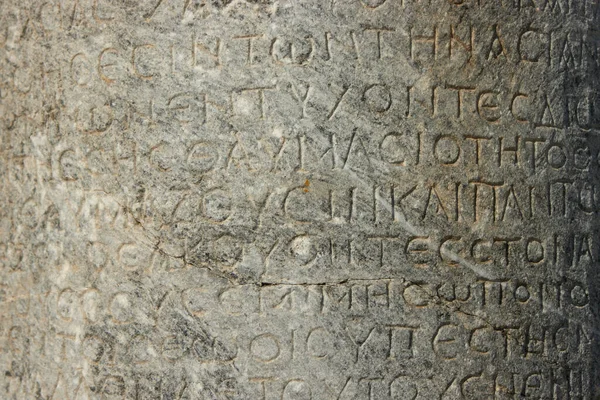 古老的碑文在古柱上或墙上 古希腊语 — 图库照片